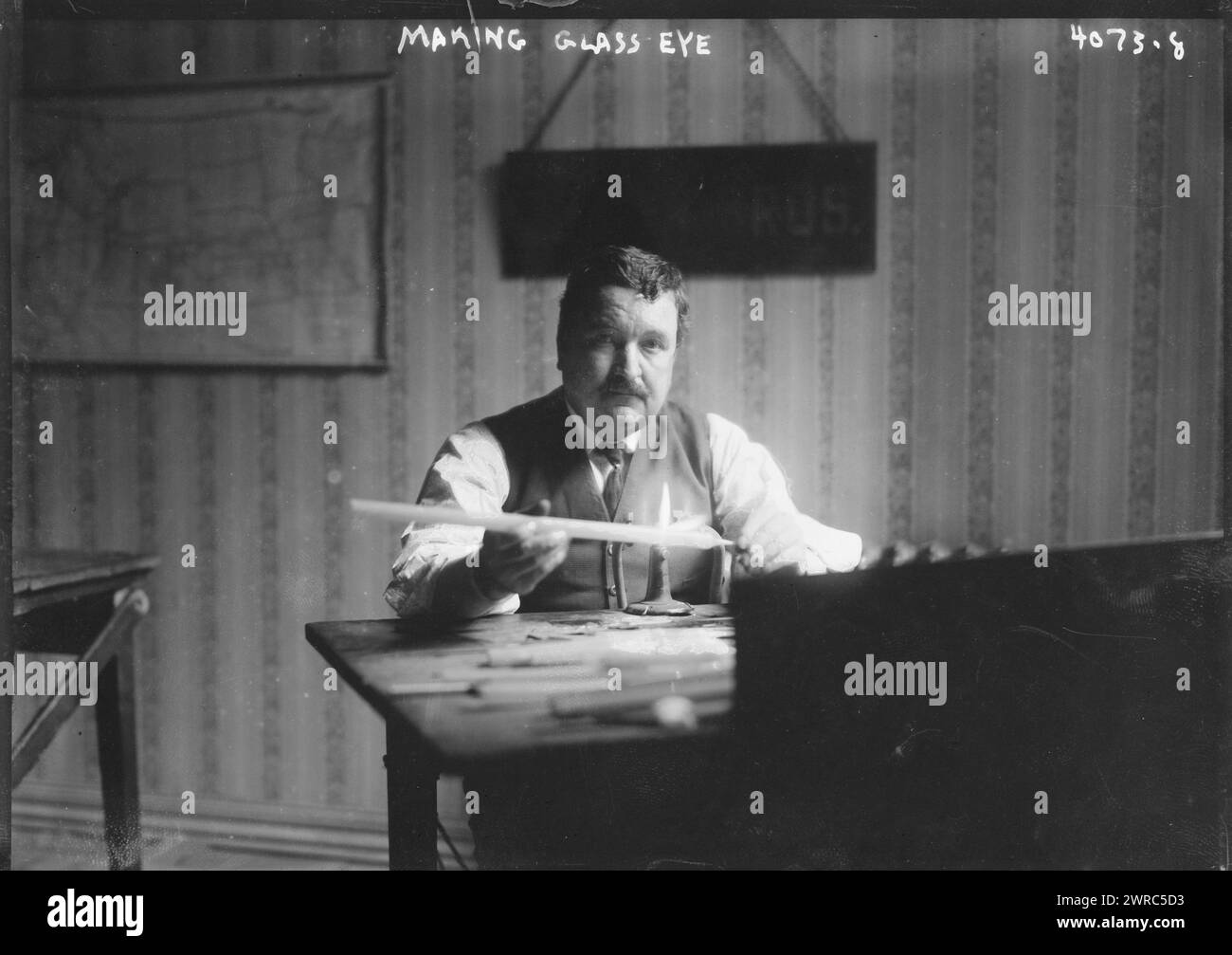 Faire oeil de verre, entre CA. 1915 et env. 1920, négatifs en verre, 1 négatif : verre Banque D'Images