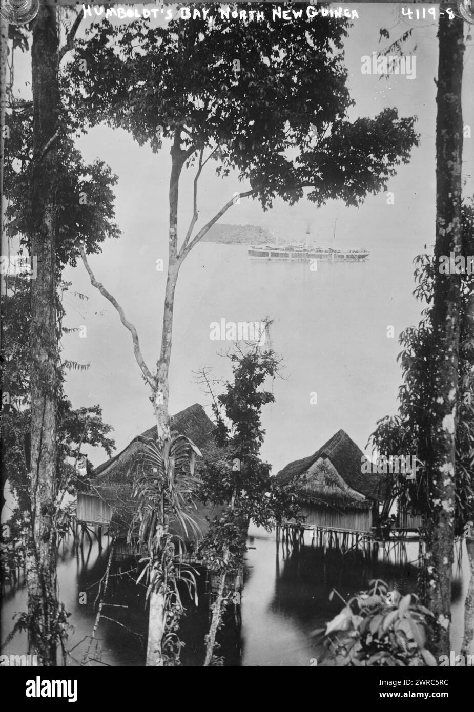 Humboldt's Bay, Nord de la Nouvelle-Guinée, entre env. 1915 et env. 1920, négatifs en verre, 1 négatif : verre Banque D'Images