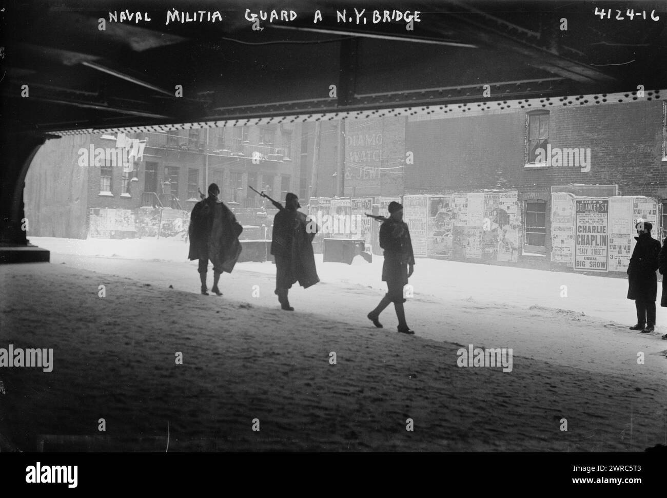 Garde de la milice navale un pont de New York, photographie montre des membres de la milice navale de New York gardant le pont du sabotage allemand pendant la première Guerre mondiale, 1917 février 5, négatifs en verre, 1 négatif : verre Banque D'Images