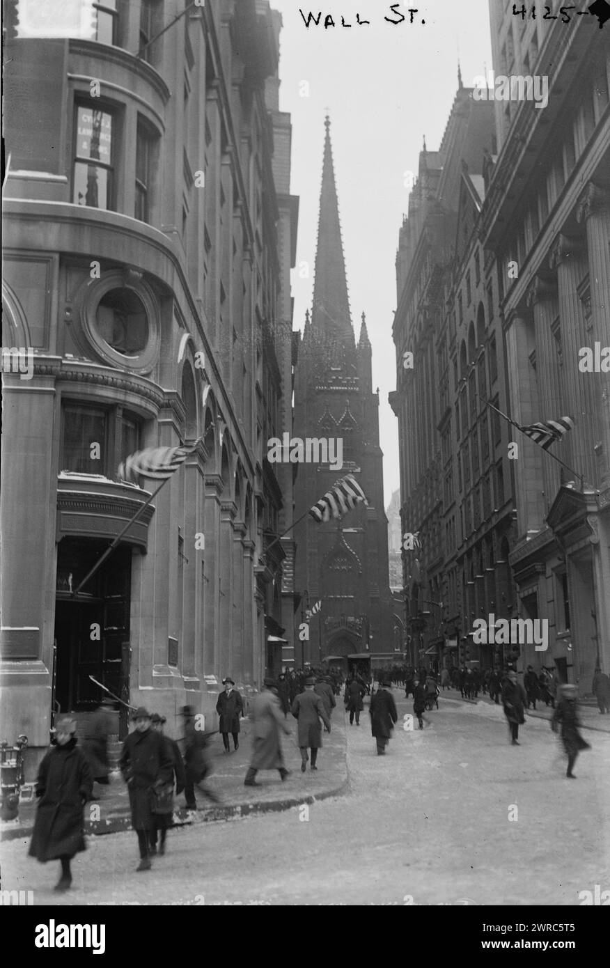 Wall Street, photo montrant Wall Street, Manhattan, New York City, regardant vers Trinity Church., entre env. 1915 et env. 1920, négatifs en verre, 1 négatif : verre Banque D'Images