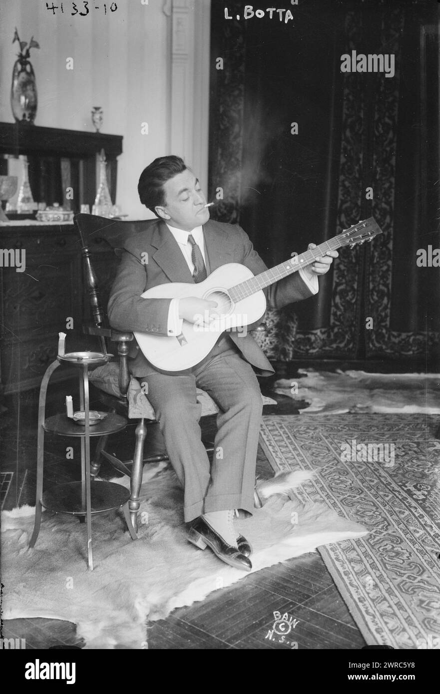 L. Botta, photographie montre le chanteur d'opéra italien Luca Botta (1882-1917) avec une guitare., entre env. 1915 et env. 1920, négatifs en verre, 1 négatif : verre Banque D'Images