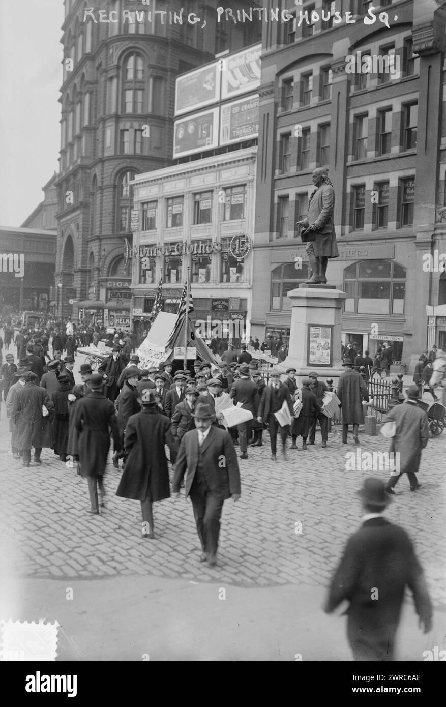 Recruiting, Printing House Sq., photographie montrant une tente de recrutement de la marine à Printing House Square, près de la statue de Benjamin Franklin, New York City. Le New York Tribune Building est sur la droite., 1917 mars, négatifs en verre, 1 négatif : verre Banque D'Images