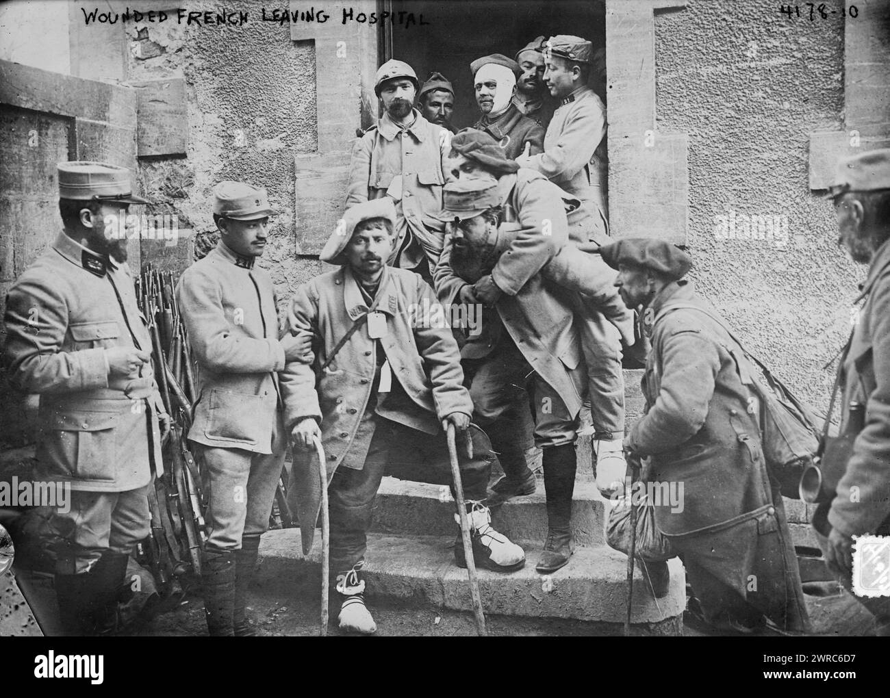 Blessés français quittant l'hôpital, photographie montrant des soldats blessés français quittant un hôpital pendant la première Guerre mondiale, 1917, Guerre mondiale, 1914-1918, négatifs en verre, 1 négatif : verre Banque D'Images