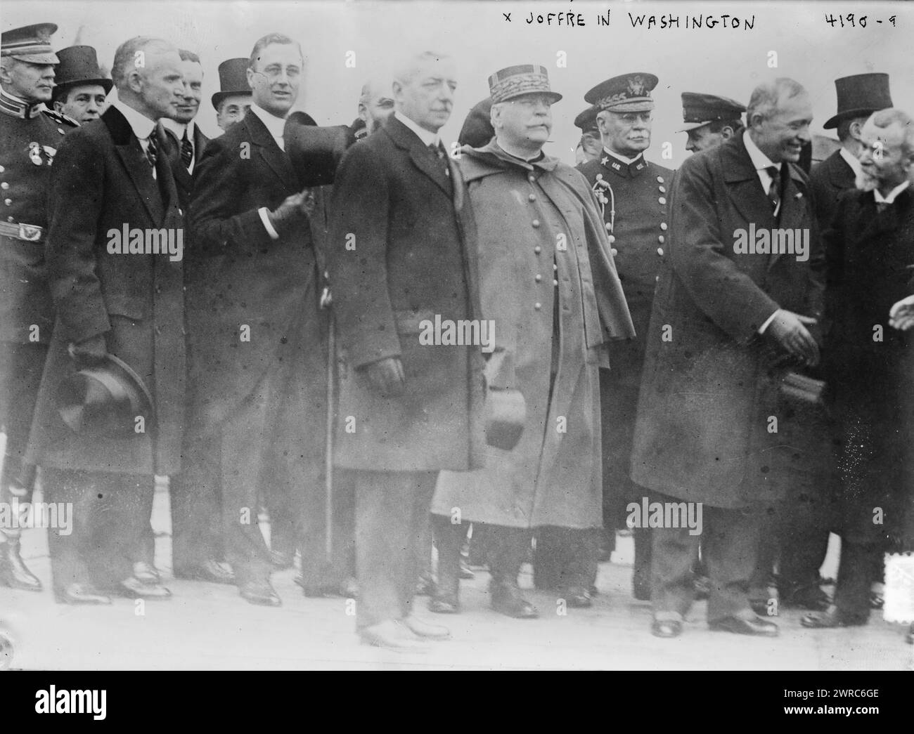 Joffre à Washington, photographie montre de gauche à droite : William Wright Harts (1866-1961), assistant militaire du président Woodrow Wilson ; Frank Lyon Polk (1871-1943), conseiller au Département d'État des États-Unis ; Franklin D. Roosevelt (1882-1945), secrétaire adjoint à la Marine ; Robert Lansing (1864-1928), secrétaire d'État des États-Unis; le maréchal Joseph Jacques Césaire Joffre, (1852-1931) général français ; Hugh Lenox Scott (1853-1934), chef d'état-major de l'armée des États-Unis ; René Viviani (1863-1925), ancien premier ministre français ; et Jean Jules Jusserand (1855-1932) Banque D'Images