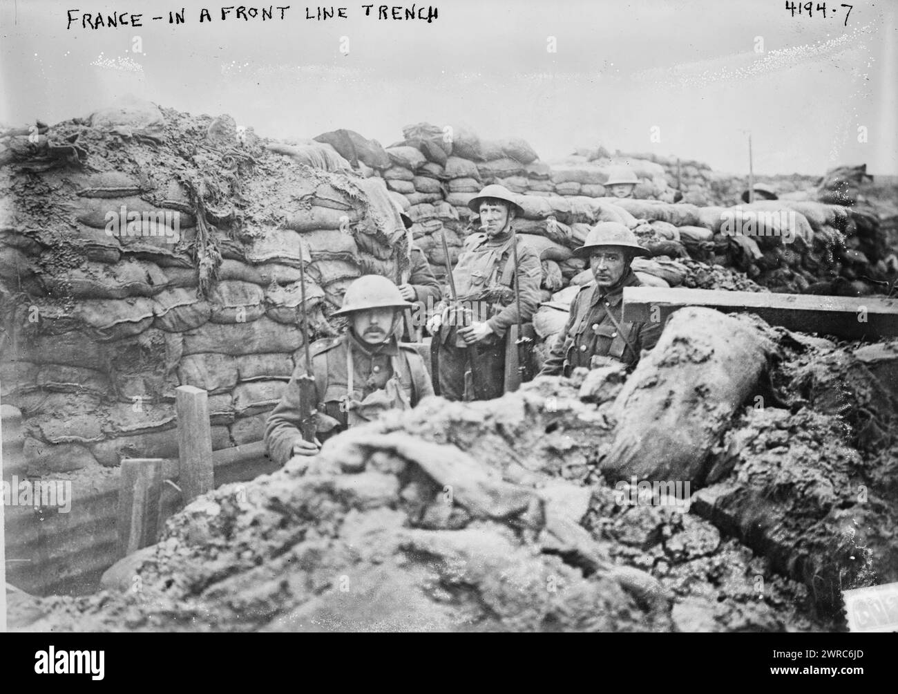 France - dans une tranchée de première ligne, la photographie montre des troupes britanniques dans une tranchée en France pendant la première Guerre mondiale, 1917, Guerre mondiale, 1914-1918, négatifs en verre, 1 négatif : verre Banque D'Images