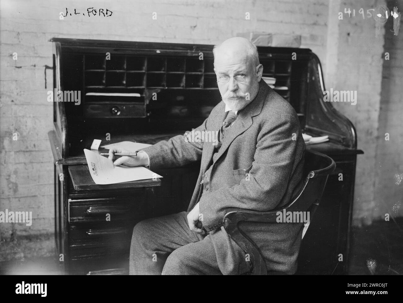 J.L. Ford, photographie montre James Lauren Ford (1854-1928), humoriste et auteur à un bureau avec un numéro de son périodique, The Porcupine., entre env. 1915 et env. 1920, négatifs en verre, 1 négatif : verre Banque D'Images