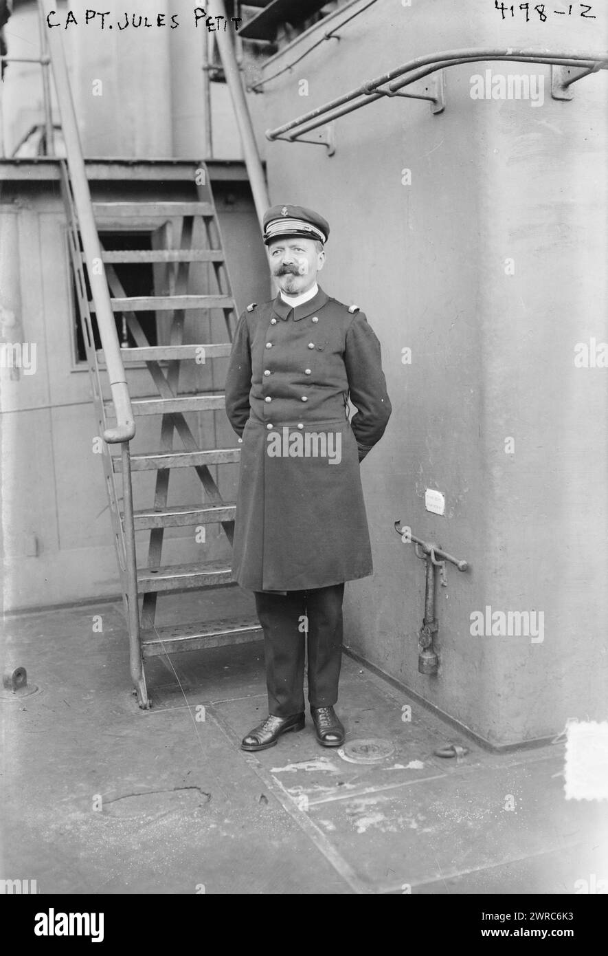 Capitaine Jules petit, photographie montre le capitaine Louis Jules petit (1865 - ?) Il a servi comme commandant de l'Amiral aube de septembre 1916 à décembre 1918. Le navire a été amarré au Pier 9 (Rector et West Streets) sur la rivière Hudson, New York City, en mai 1917., 1917 mai 5, négatifs en verre, 1 négatif : verre Banque D'Images