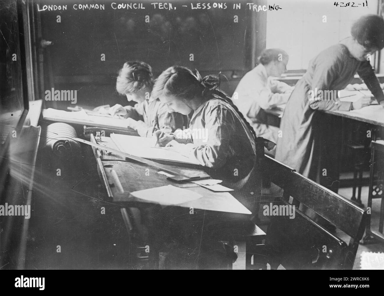 London Common Council Tech., Lessons in Tracing, photographie montre des femmes recevant une formation dans le travail des machines dans une classe de munitions offerte par le London County Council en mai 1917 pendant la première Guerre mondiale, 1917 mai, Guerre mondiale, 1914-1918, Glass Negative, 1 négatif : verre Banque D'Images