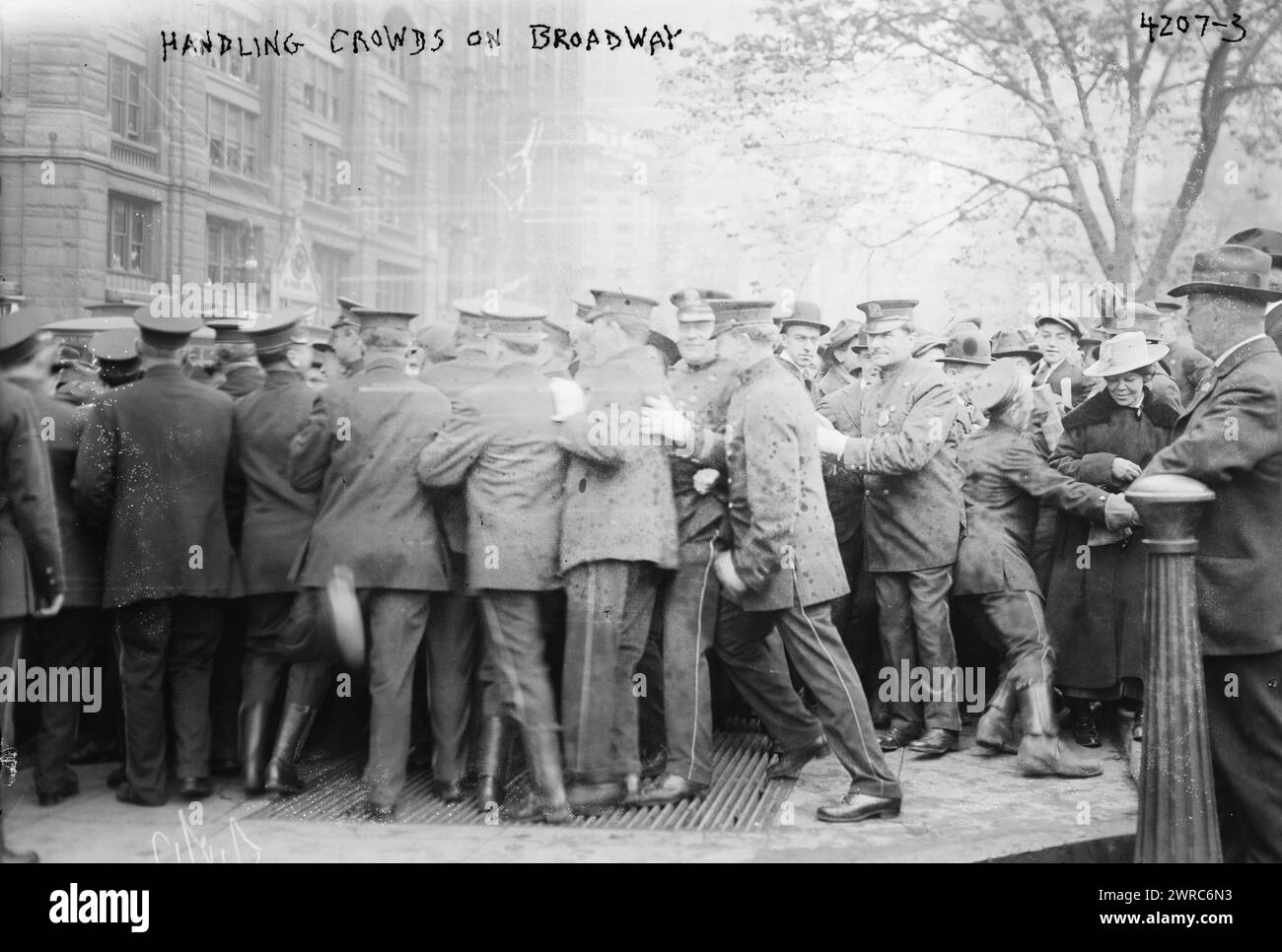 Gérer la foule sur Broadway, entre CA. 1915 et env. 1920, négatifs en verre, 1 négatif : verre Banque D'Images
