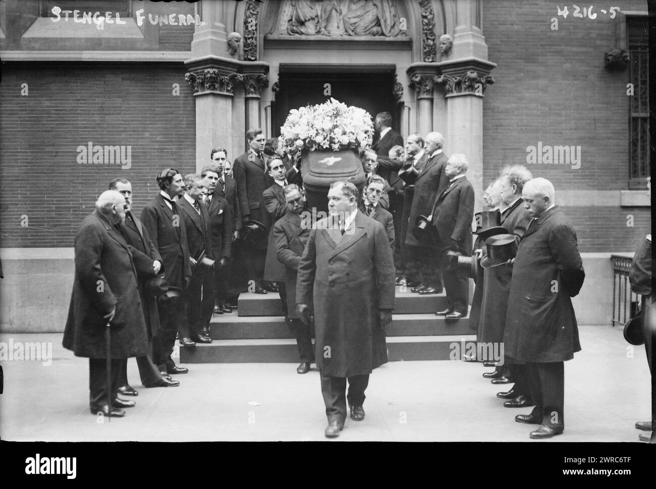 Funérailles de Stengel, photographie montrant les funérailles de Wilhelm Ludwig Stengel (1847-1917), tenues le 18 mai 1917 à l'église de la Mary the Virgin in New York City., 1917 mai 18, négatifs en verre, 1 négatif : verre Banque D'Images