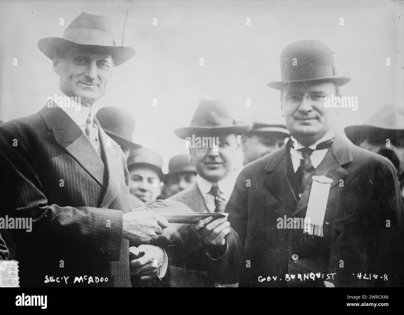 Sec'y McAdoo, gouverneur Burnquist, photographie montre (à gauche) secrétaire au Trésor William Gibbs McAdoo (1863-1941) et le gouverneur du Minnesota Joseph Alfred Arner Burnquist (1879-1961). Photographie probablement prise lors du voyage de McAdoo à préparées Paul et Minneapolis en mai 1917., 1917 mai, négatifs en verre, 1 négatif : verre Banque D'Images