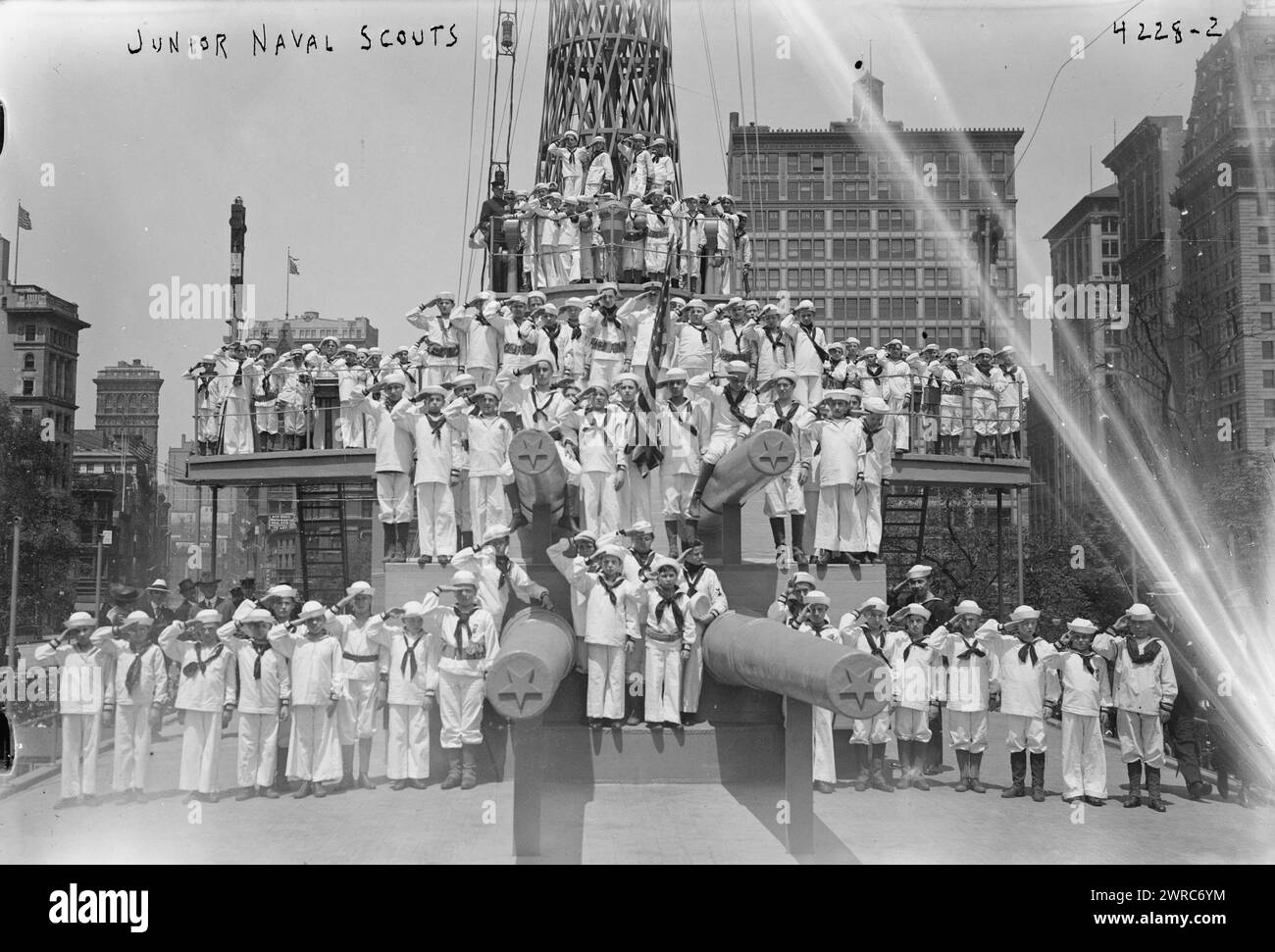 Junior Naval Scouts, photographie montre des membres des Junior Naval Scouts à bord de l'U.S.S. Recruit, un faux cuirassé construit à Union Square, New York City par la Navy pour recruter des marins et vendre des Liberty Bonds pendant la première Guerre mondiale La photographie a été prise le jour du souvenir, le 30 mai 1917, le jour du «lancement» du navire., 1917 mai 30, Guerre mondiale, 1914-1918, négatifs en verre, 1 négatif : verre Banque D'Images