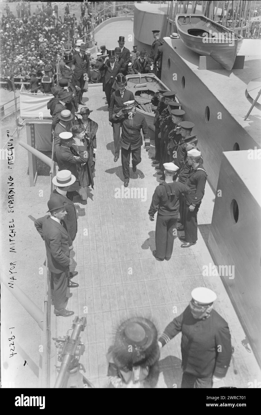 Le maire Mitchel embarque UNE RECRUE, la photographie montre le maire de New York John Purroy Mitchel (1879-1918) embarquant sur l'U.S.S. Recruit, un faux cuirassé construit à Union Square, New York City par la Navy pour recruter des marins et vendre des Liberty Bonds pendant la première Guerre mondiale La photographie a été prise le jour du souvenir, le 30 mai 1917, le jour du «lancement» du navire., 1917 mai 30, Guerre mondiale, 1914-1918, négatifs en verre, 1 négatif : verre Banque D'Images