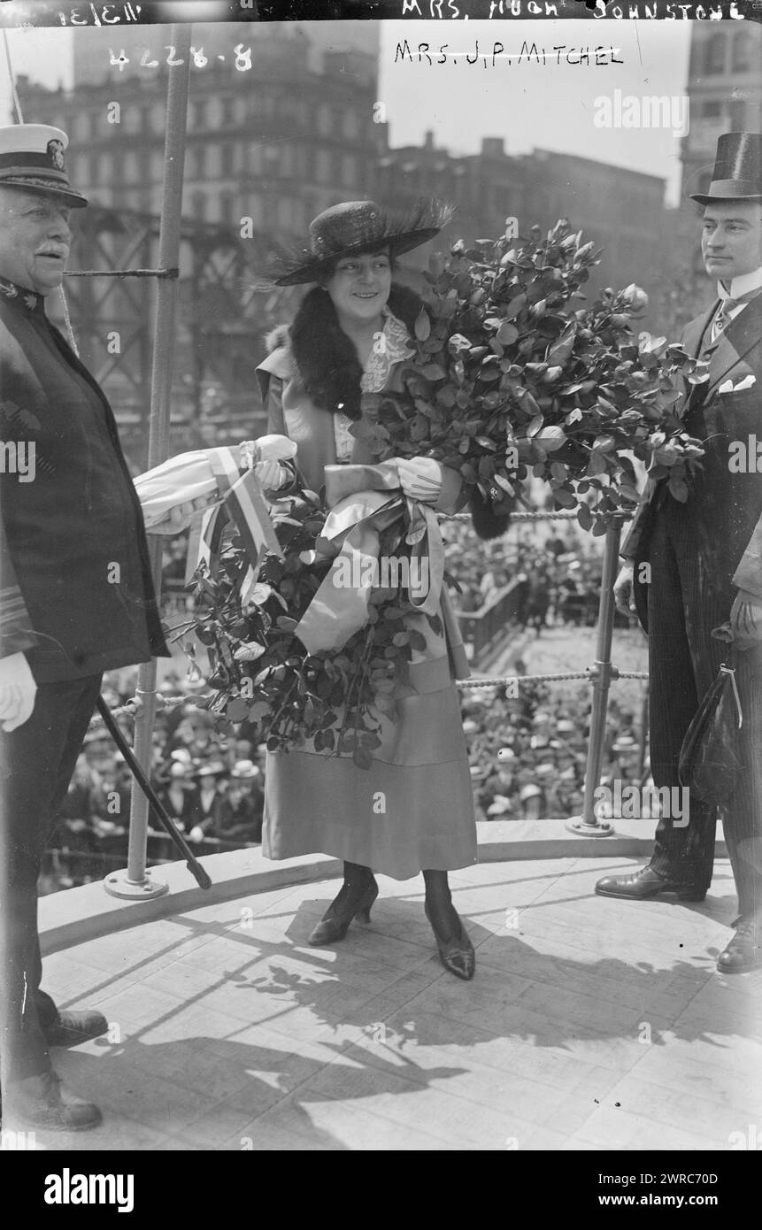 MRS Hugh, c'est-à-dire Hugo Johnstone, la photographie montre le capitaine Charles Albert Adams (1846-1929) (à gauche), un officier de la marine américaine qui a servi comme commandant de l'USS Recruit, une maquette en bois d'un cuirassé construit à Union Square, New York City par la Navy pour recruter des marins et vendre des Liberty Bonds pendant la première Guerre mondiale Avec Adams se trouvent MRS Mitchel (plus tard MRS Hugo Johnstone), épouse du maire de New York John Purroy Mitchel (1879-1918) et du maire Mitchell. La photographie a été prise le jour du souvenir, le 30 mai 1917, le jour du «lancement» du navire., 1917 mai 30, Guerre mondiale, 1914-1918, négatifs en verre Banque D'Images