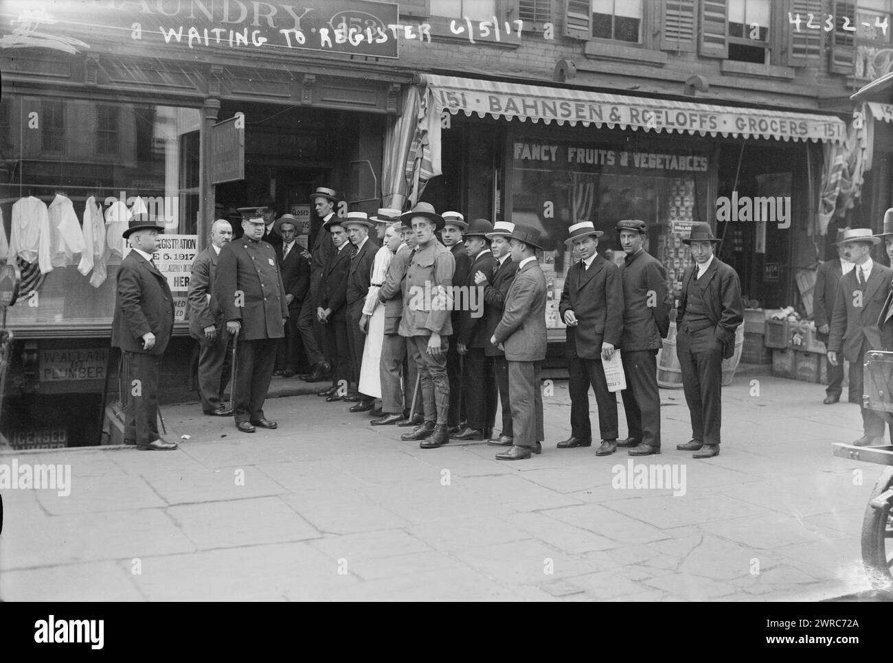 En attente de s'inscrire, 6/5/17, photo montre une file d'hommes à côté de l'épicerie Bahnsen & Roeloffs à New York, en attente de s'inscrire à la traite pendant la première Guerre mondiale, 1917 juin 5, négatifs en verre, 1 négatif : verre Banque D'Images