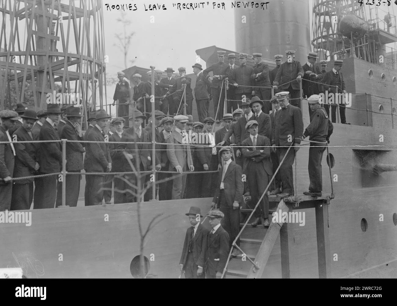 Les recrues quittent UNE RECRUE pour Newport, la photographie montre des recrues de la Navy débarquant de l'U.S.S. Recruit, un faux cuirassé construit à Union Square, New York City par la Navy pour recruter des marins et vendre des Liberty Bonds pendant la première Guerre mondiale Les hommes partent pour l'entraînement à Newport, Rhode Island., 1917, Guerre mondiale, 1914-1918, négatifs en verre, 1 négatif : verre Banque D'Images