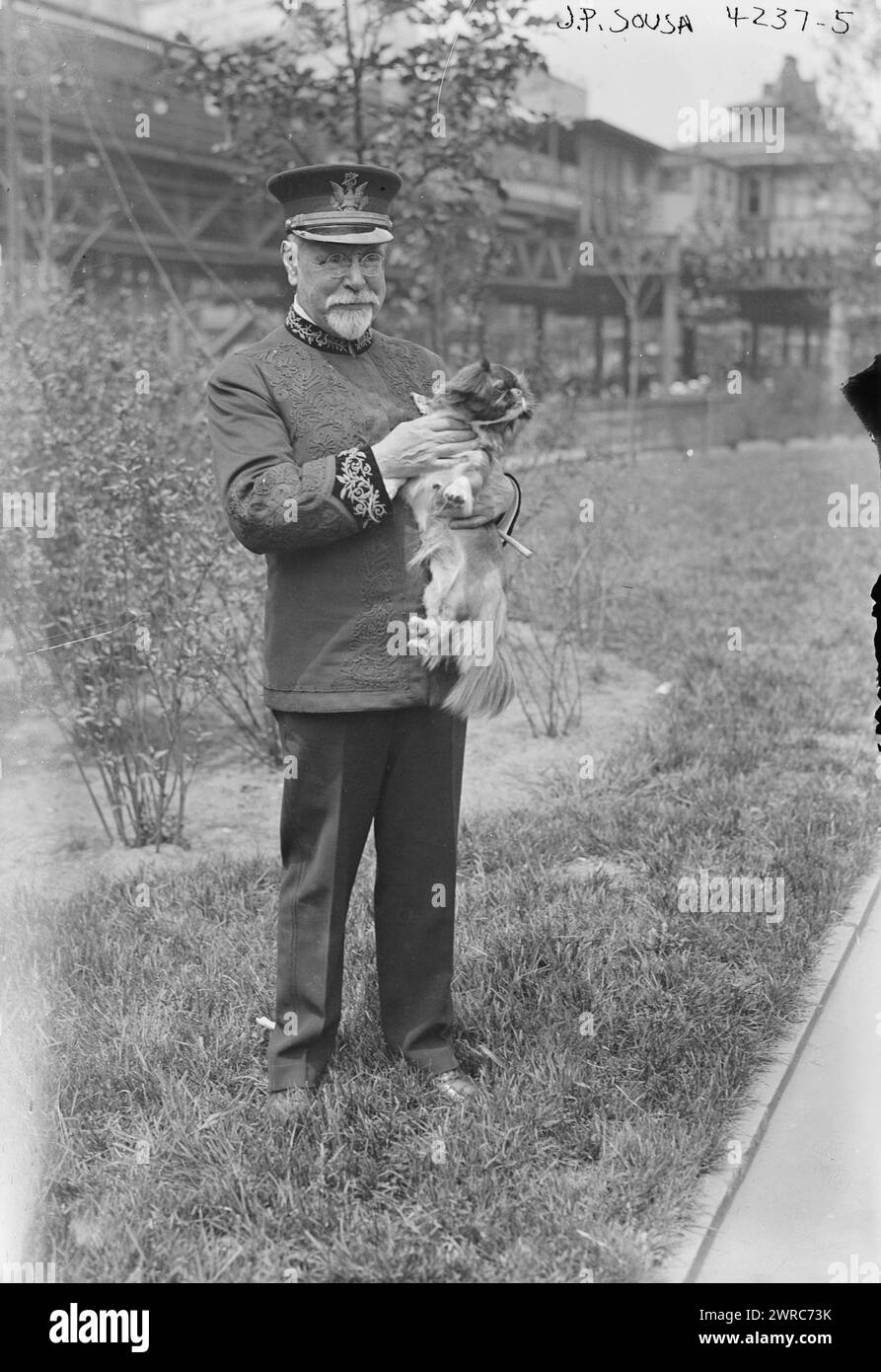 J.P. Sousa, photo montre le compositeur et chef d'orchestre John Philip Sousa en uniforme et tenant un petit chien., entre env. 1915 et env. 1920, négatifs en verre, 1 négatif : verre Banque D'Images