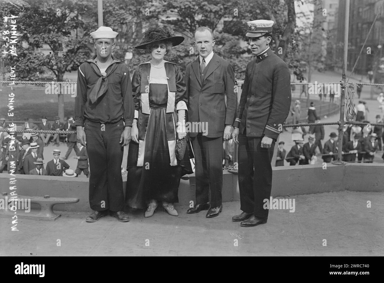 MRS O. Harriman, Blaine Ewing, Lieut. McKinney, la photographie montre Grace Carley Harriman, Blaine Ewing, et le lieutenant McKinney sur l'U.S.S. Recruit, un faux cuirassé construit à Union Square, New York City par la Navy pour recruter des marins et vendre des Liberty Bonds pendant la première Guerre mondiale, 1917, Guerre mondiale, 1914-1918, Glass Negative, 1 négatif : verre Banque D'Images