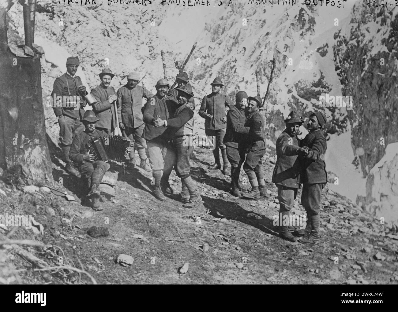 Amusements des soldats italiens à l'avant-poste de montagne, entre env. 1915 et env. 1920, négatifs en verre, 1 négatif : verre Banque D'Images