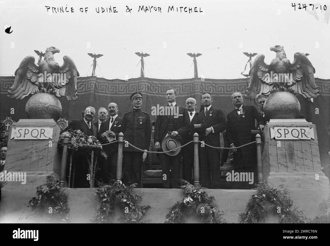 Prince of Udine & Mayor Mitchel, photographie montrant le prince Ferdinando d'Udine, chef de la Commission de guerre italienne aux États-Unis et maire de New York John Purroy Mitchel (1879-1918) lors d'une cérémonie au stade Lewisohn au College of the City of New York, le 23 juin 1917. 1915 juin 23, Glass Negative, 1 négatif : verre Banque D'Images