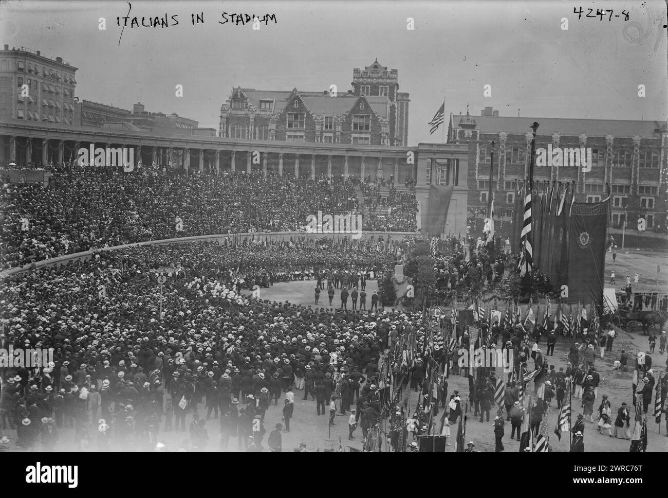 Italiens dans le stade, la photographie montre la foule à une cérémonie en l'honneur du prince Ferdinando d'Udine, chef de la Commission de guerre italienne aux États-Unis, au stade de Lewisohn au Collège de la ville de New York, 23 juin 1917., 1917 juin 23, négatifs en verre, 1 négatif : verre Banque D'Images