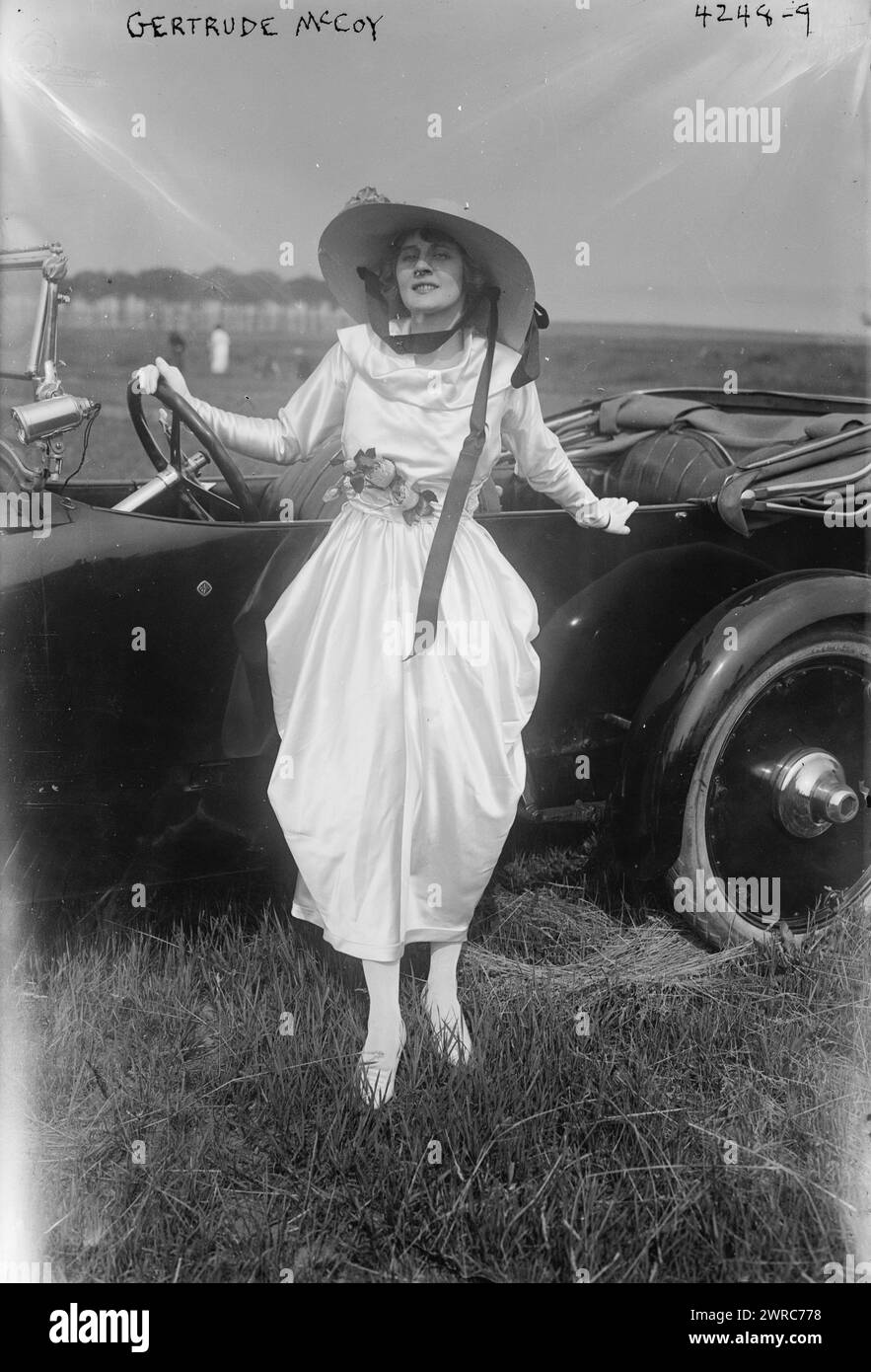 Gertrude McCoy, photographie montre la star du cinéma muet américain Gertrude McCoy dans son oldsmobile au défilé de mode automobile qui s'est tenu au Sheepshead Bay Speedway, New York, le 23 juin 1917. L'événement était une collecte de fonds pour le compte de Actors' Fund of America., 1917 juin 23, verres négatifs, 1 négatif : verre Banque D'Images