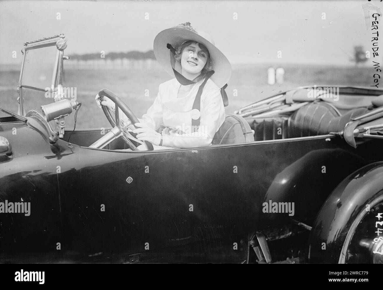 Gertrude McCoy, photographie montre la star du cinéma muet américain Gertrude McCoy dans son oldsmobile au défilé de mode automobile qui s'est tenu au Sheepshead Bay Speedway, New York, le 23 juin 1917. L'événement était une collecte de fonds pour le compte de Actors' Fund of America., 1917 juin 23, verres négatifs, 1 négatif : verre Banque D'Images