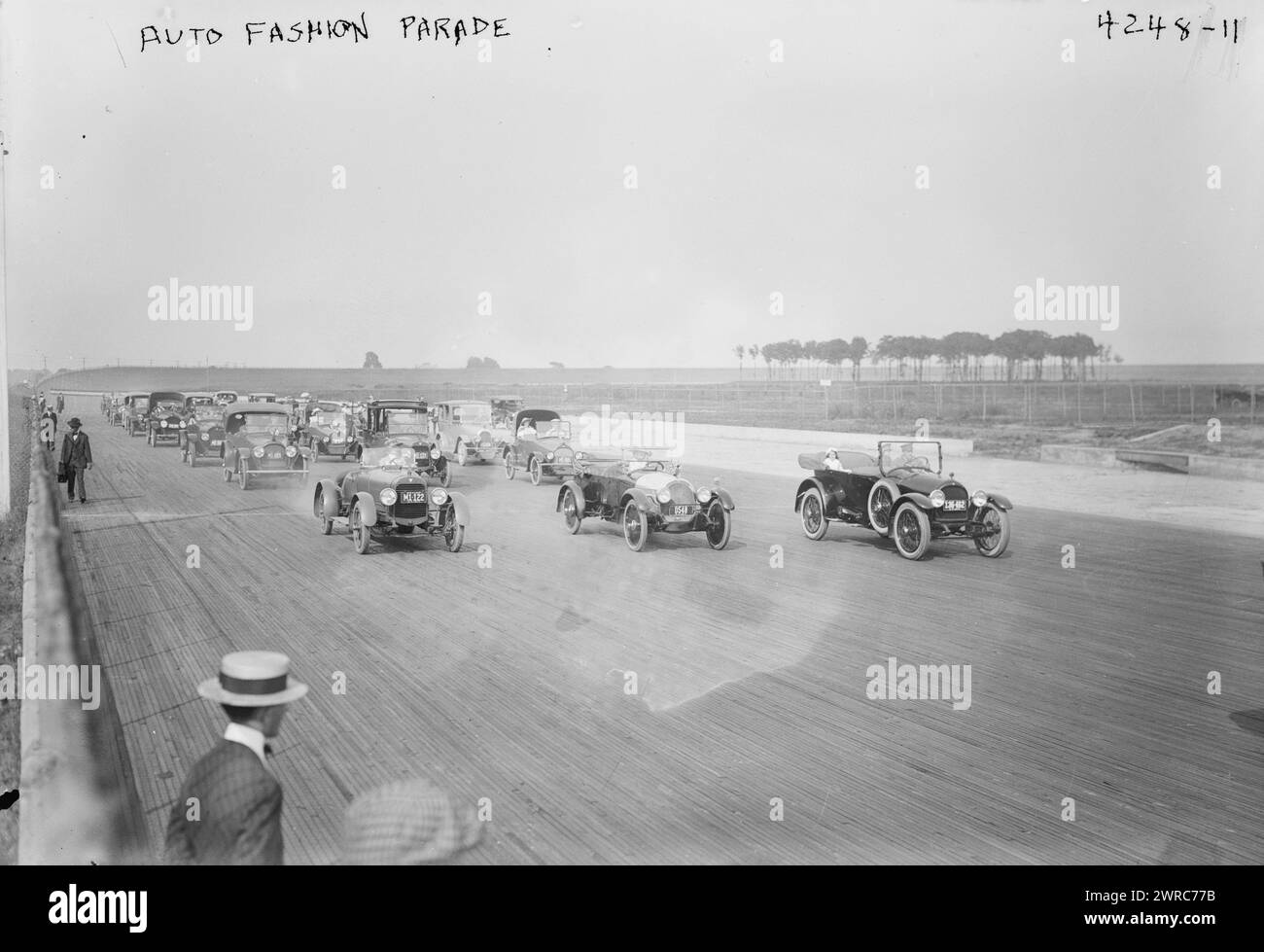Défilé de mode automobile, photographie montre le défilé de mode automobile tenu au Sheepshead Bay Speedway, New York City, le 23 juin 1917. L'événement était une collecte de fonds pour le compte de Actors' Fund of America., 1917 juin 23, verres négatifs, 1 négatif : verre Banque D'Images