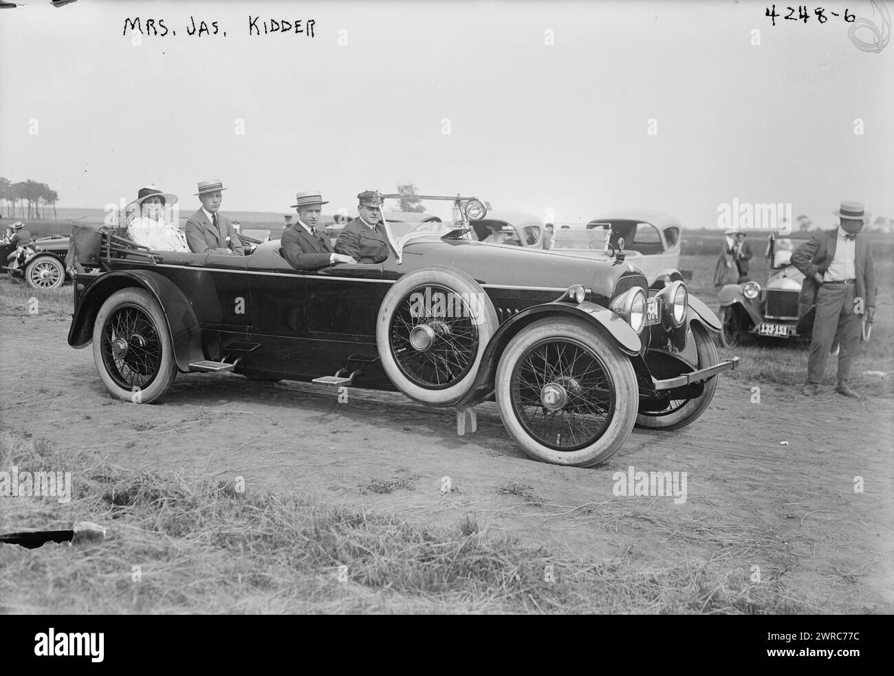 MRS Jas. Kidder, photographie montre MRS James H. Kidder et sa famille chevauchant dans un Cunningham au défilé de mode automobile tenu au Sheepshead Bay Speedway, New York City, le 23 juin 1917. L'événement était une collecte de fonds pour le compte de Actors' Fund of America., 1917 juin 23, verres négatifs, 1 négatif : verre Banque D'Images