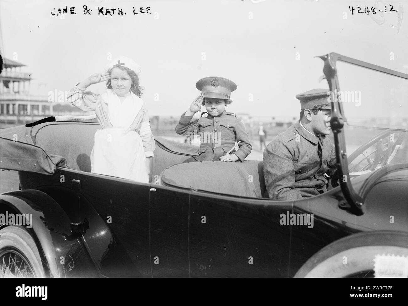 Juin, c'est-à-dire Jane & Kath. Lee, photographie montre des stars de cinéma pour enfants Jane Lee (1912-1957), habillée en infirmière et sa sœur Katherine Lee (1909-1968), habillée en soldat, au défilé de mode automobile, Sheepshead Bay Speedway, New York City, 23 juin 1917., entre env. 1915 et env. 1920, négatifs en verre, 1 négatif : verre Banque D'Images