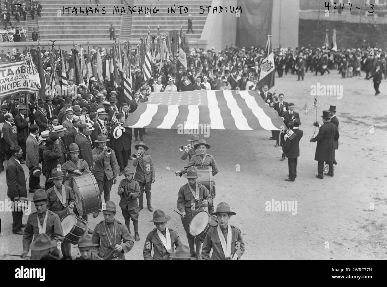 Italiens marchant dans le stade, photographie montre des Italiens marchant avec un grand drapeau américain lors d'une cérémonie honorant le prince Ferdinando d'Udine, chef de la Commission de guerre italienne aux États-Unis, au stade de Lewisohn au Collège de la ville de New York, 23 juin 1917., 1917 juin 23, Guerre mondiale, 1914-1918, négatifs verre, 1 négatif : verre Banque D'Images