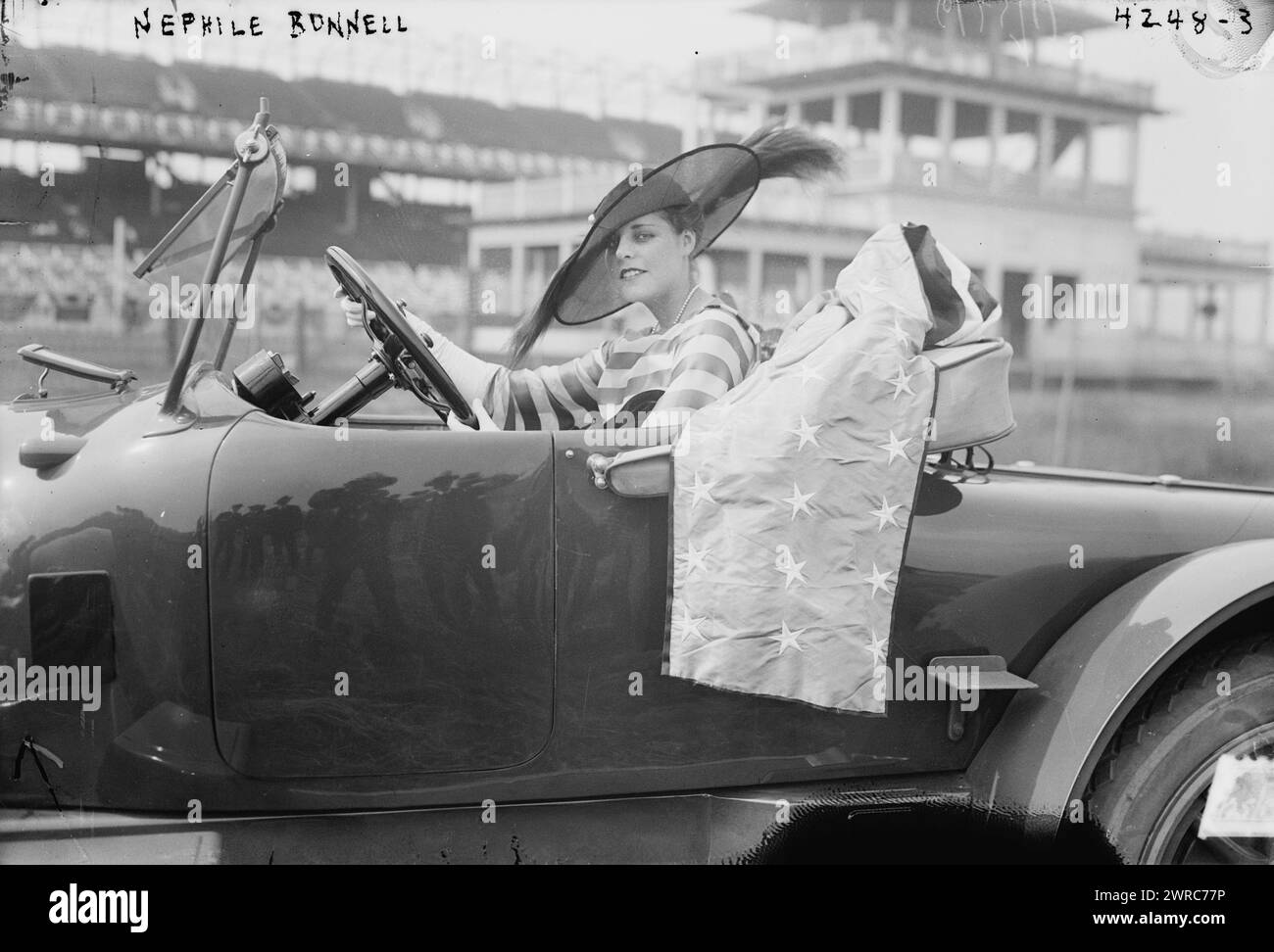 Nephile Bunnell, photographie montre Nephele A. Bunnell (née en 1897), participante au défilé de mode automobile tenu à Sheepshead Bay Race Track, New York, le 23 juin 1917. L'événement était une collecte de fonds pour le compte de Actors' Fund of America., 1917 juin 23, verres négatifs, 1 négatif : verre Banque D'Images
