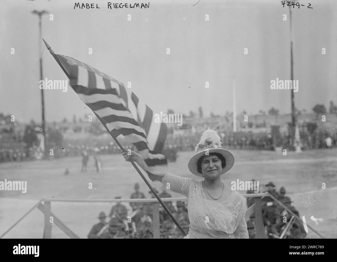 Mabel Riegelman avec Old Glory, photographie montre la soprano américaine Mabel Riegelman tenant le drapeau au Lewisohn Stadium du College of the City of New York, où elle a chanté la 'Star Spangled Banner' et 'Dixie' lors d'un programme le 22 juin 1917., 1917 juin 22, Glass négatifs, 1 négatif: verre Banque D'Images