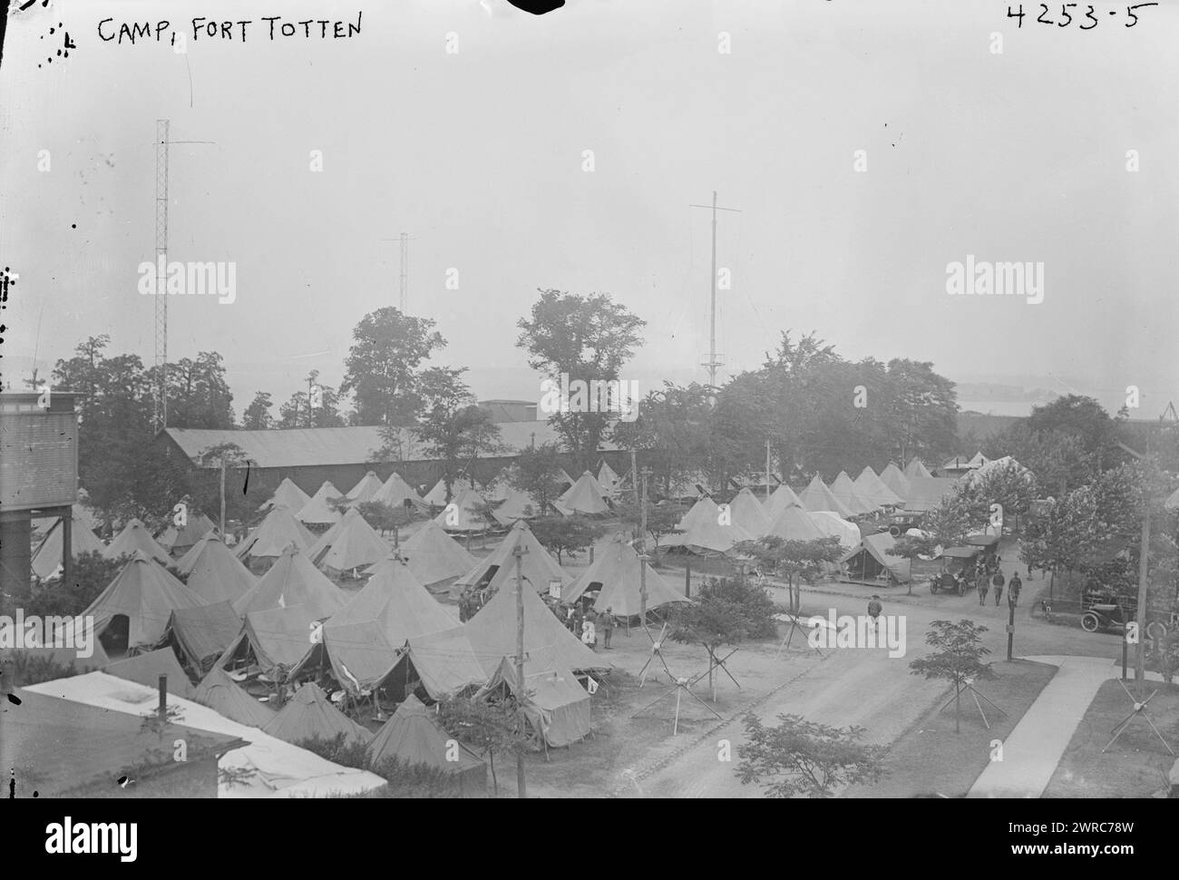 Camp, Fort Totten, photographie montre le camp militaire à Fort Totten, Queens, New York City, pendant la première Guerre mondiale, 1917 ou 1918, Guerre mondiale, 1914-1918, négatifs en verre, 1 négatif : verre Banque D'Images