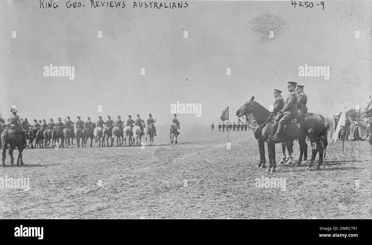 King Geo. Australiens, photographie montre le roi George V inspectant les troupes australiennes et néo-zélandaises sur la plaine de Salisbury, en Angleterre avant que les soldats ne partent pour le front., 1917, négatifs en verre, 1 négatif : verre Banque D'Images