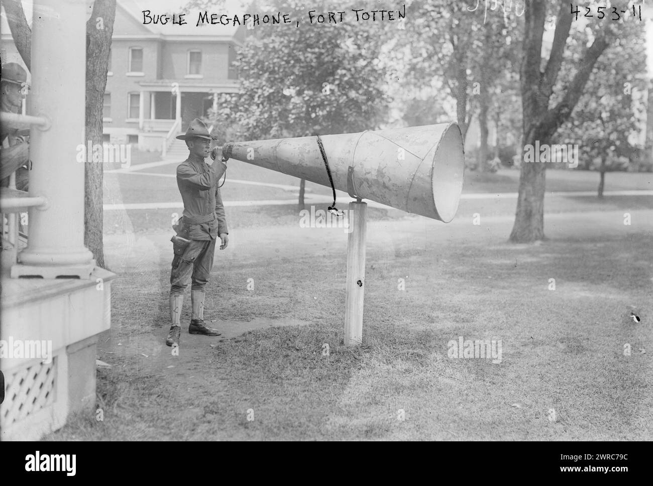 Bugle Megaphone, Fort Totten, photographie montre un soldat utilisant un mégaphone Bugle à Fort Totten, Queens, New York City pendant la première Guerre mondiale, 1917 juillet 3, Guerre mondiale, 1914-1918, négatifs en verre, 1 négatif : verre Banque D'Images