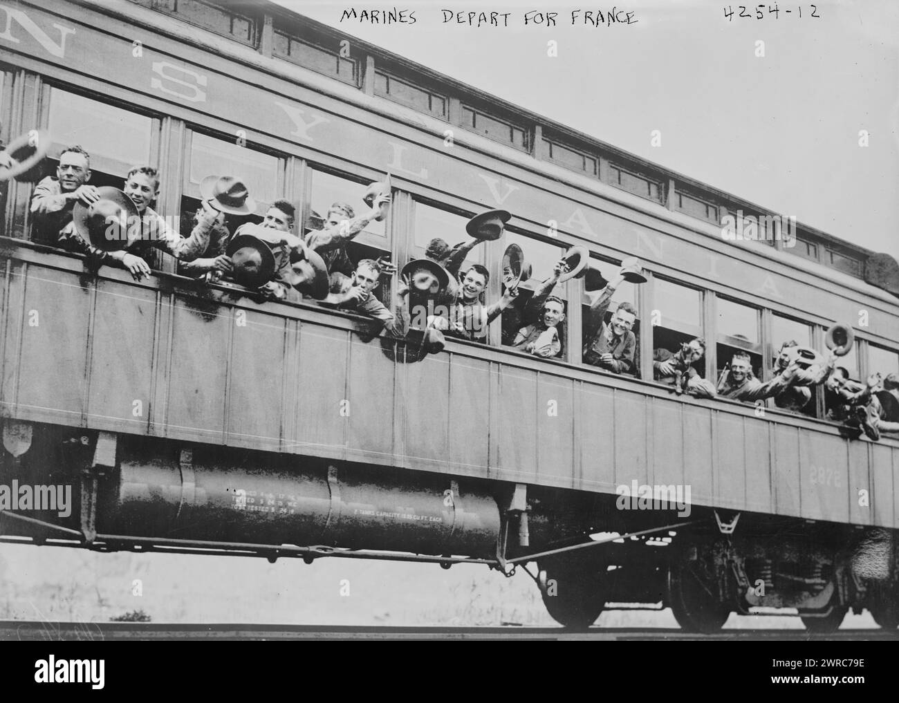 Les Marines partent pour la France, la photographie montre peut-être des soldats du 5e régiment d'infanterie de Marine dans un wagon de train de la Pennsylvania Railroad se rendant au port de New York en juin 1917 d'où ils ont expédié vers la France., 1917 juin 28, Glass négatifs, 1 négatif : Glass Banque D'Images