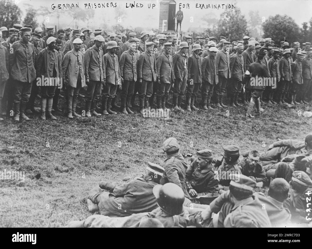 Prisonniers allemands alignés pour l'examen, photographie montre des prisonniers allemands pris lors de la bataille de Messines, 8 juin 1917 pendant la première Guerre mondiale, 1917 juin 8, Guerre mondiale, 1914-1918, négatifs en verre, 1 négatif : verre Banque D'Images