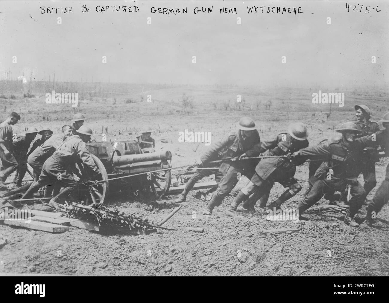 Canon britannique et capturé allemand près de Wytschaete, photographie montre des soldats britanniques avec un canon allemand capturé (7,7 cm FK 96 n.A) près de Wytschaete (Wijtschate), Belgique, 10 juin 1917, pendant la bataille de Messines pendant la première Guerre mondiale, 1917 juin 10, Guerre mondiale, 1914-1918, négatifs en verre, 1 négatif : verre Banque D'Images