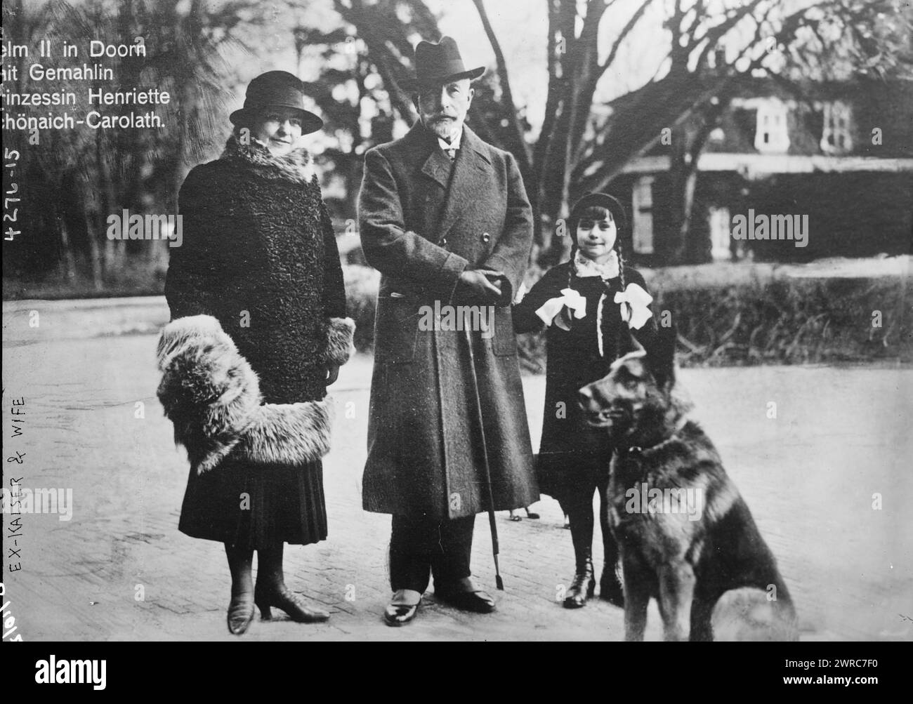 Ex-Kaiser & Wife, photographie montre l'ancien empereur allemand Guillaume II (1859-1941) avec sa seconde épouse, la princesse Hermine Reuss de Greiz (1887-1947), sa belle-fille, la princesse Henriette de Schönaich-Carolath (1918-1972) ; et un chien, à Doorn, pays-Bas., 1927 mai 10, négatifs en verre, 1 négatif : verre Banque D'Images