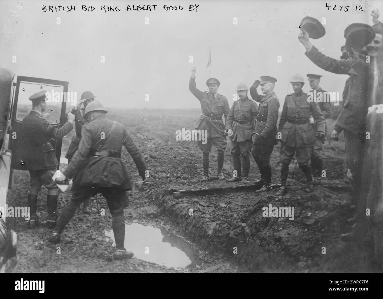 Offre britannique King Albert Good by, photographie montre des officiers et des soldats britanniques acclamant Albert Ier, roi des Belges, monte dans sa voiture lors de sa visite sur le front occidental pendant la première Guerre mondiale, 17 mai 1917., 1917 Nov. 22, Guerre mondiale, 1914-1918, négatifs verre, 1 négatif : verre Banque D'Images