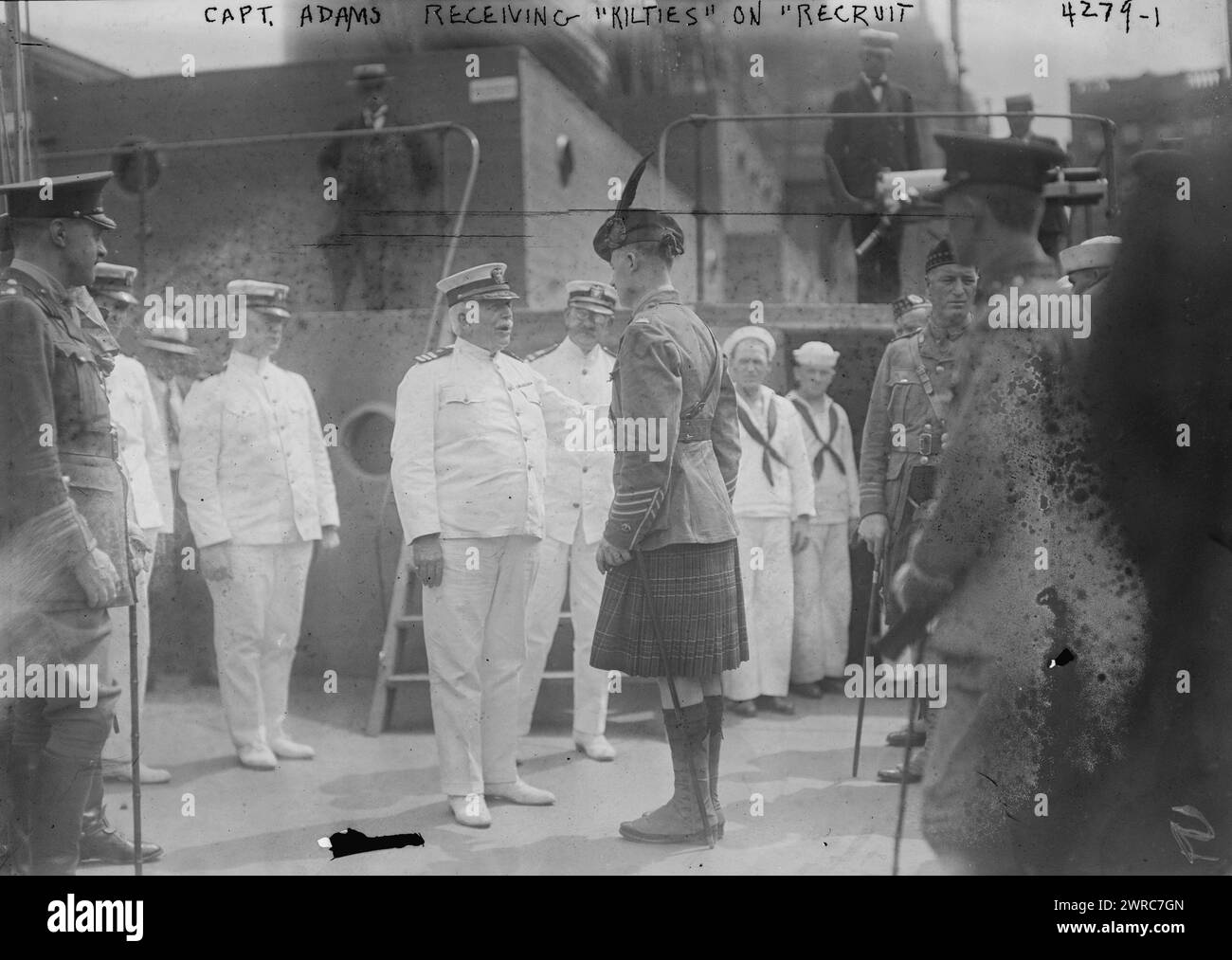 Capitaine Adams recevant 'Kilties' sur la RECRUE, la photographie montre le capitaine Charles Albert Adams (1846-1929) un officier de la marine américaine qui a servi comme commandant de l'USS Recruit, une maquette en bois d'un cuirassé construit à Union Square, New York City par la Navy pour recruter des marins et vendre des Liberty Bonds pendant la première Guerre mondiale Adams salue les membres des régiments des Highlanders canadiens (« Kilties ») qui étaient à New York en juillet 1917 pour aider au recrutement., 1917 juillet, Guerre mondiale, 1914-1918, Glass Negative, 1 négatif : verre Banque D'Images