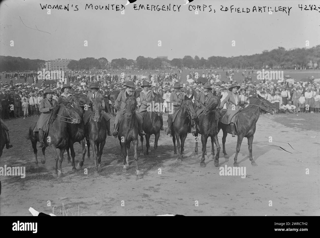 Women's Mounted Emergency corps, 2d Field Artillery, entre CA. 1915 et env. 1920, négatifs en verre, 1 négatif : verre Banque D'Images