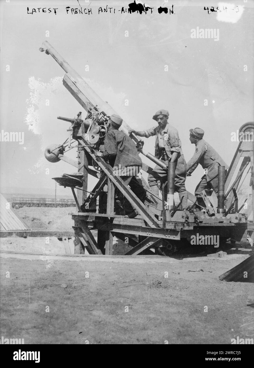 Dernier canon antiaérien français, la photographie montre un canon de campagne français de 75 mm qui a été monté pour être utilisé comme arme antiaérienne, pendant la campagne de Salonique pendant la première Guerre mondiale, 1917 novembre 29, Guerre mondiale, 1914-1918, négatifs en verre, 1 négatif : verre Banque D'Images