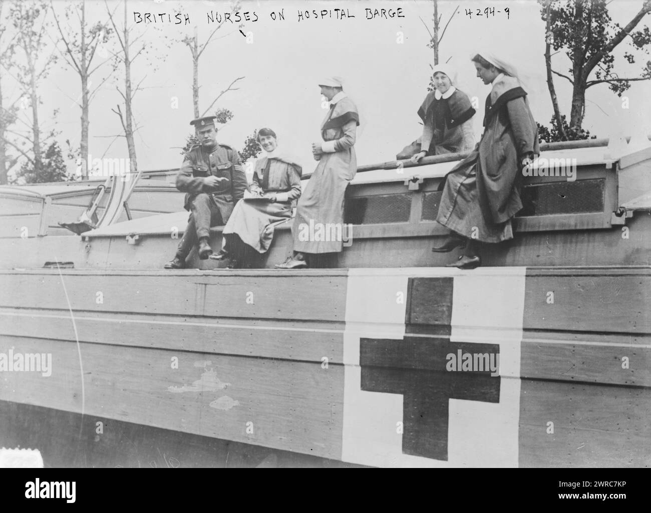 Des infirmières britanniques sur une barge d'hôpital, la photographie montre une infirmière de la réserve impériale des soins infirmiers militaires de la Reine Alexandra (QAIMNSR), des sœurs du Service infirmier des forces territoriales (TFNS), et un sergent du Royal Army Medical corps (RAMC) à bord d'une barge hospitalière, Péronne, France, 22 juin 1917 pendant la première Guerre mondiale, 1917 juin 22, Guerre mondiale, 1914-1918, négatifs en verre, 1 négatif : verre Banque D'Images