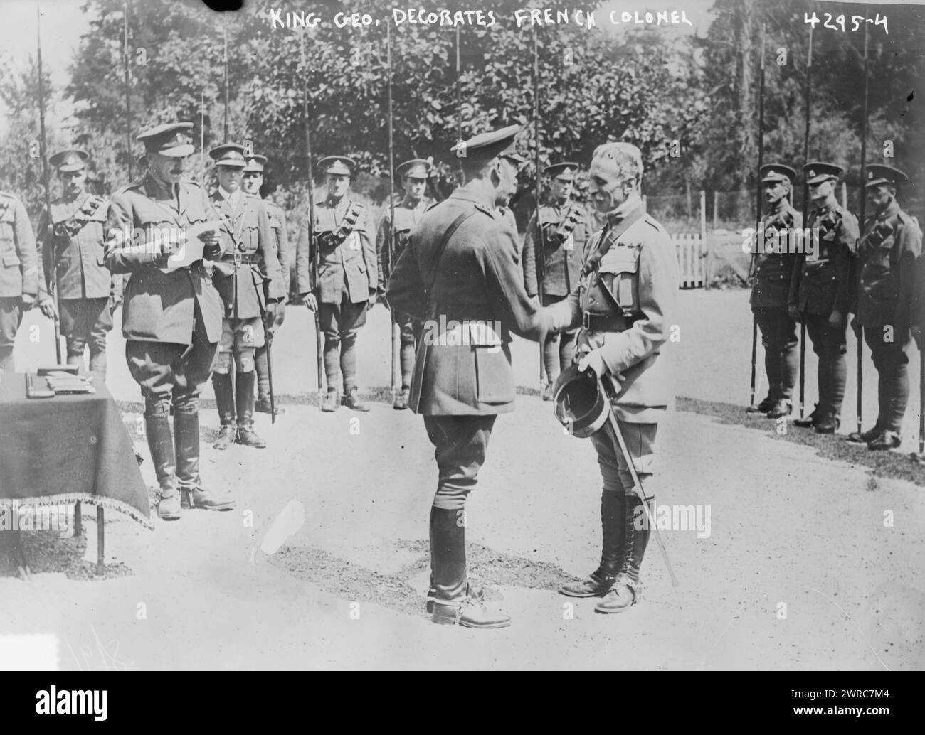 King Geo. Décorations Colonel français, photographie montre le roi George V décorant le colonel en charge de la mission française au château de Blendecques, le 7 juillet 1917 pendant la première Guerre mondiale Une Garde d'honneur des 17e Lancers se tient derrière eux., 1917 juillet 7, Guerre mondiale, 1914-1918, négatifs en verre, 1 négatif : verre Banque D'Images