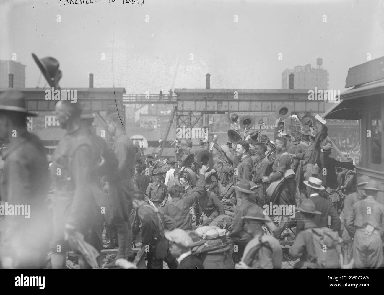 Adieu au 165e, la photographie montre des soldats du régiment de l'armée 165 faisant signe à des partisans bien-aimés alors qu'ils partent sur la première étape de leur voyage en France pendant la première Guerre mondiale, 1917, Guerre mondiale, 1914-1918, négatifs en verre, 1 négatif : verre Banque D'Images