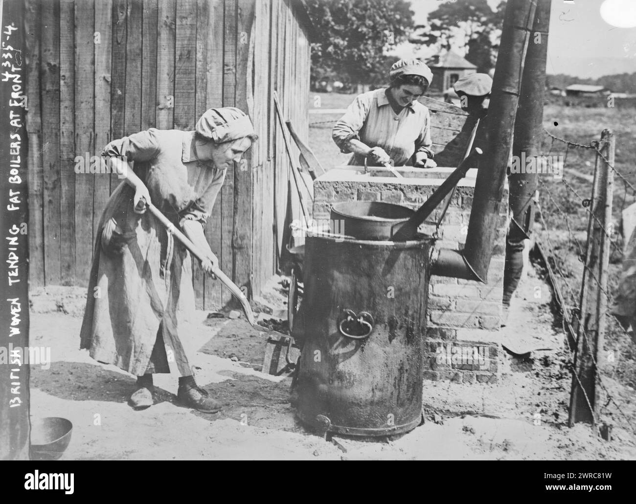 Femmes britanniques s'occupant de chaudières à graisse à l'avant, photographie montre des membres du Women's Army Auxiliary corps s'occupant de chaudières à graisse situées à l'extérieur dans un camp d'infanterie à Rouen, France le 24 juillet 1917 pendant la première Guerre mondiale, 1917 juillet 24, Guerre mondiale, 1914-1918, négatifs en verre, 1 négatif : verre Banque D'Images