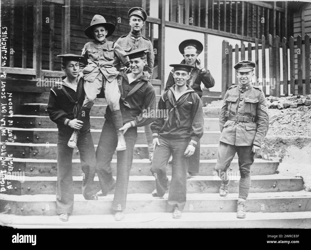 Digby Morton, Phila. Boy Scout, et U.S. Jackies à la cabane 'Eagle' à Londres, entre CA. 1915 et 1918, Guerre mondiale, 1914-1918, négatifs en verre, 1 négatif : verre Banque D'Images