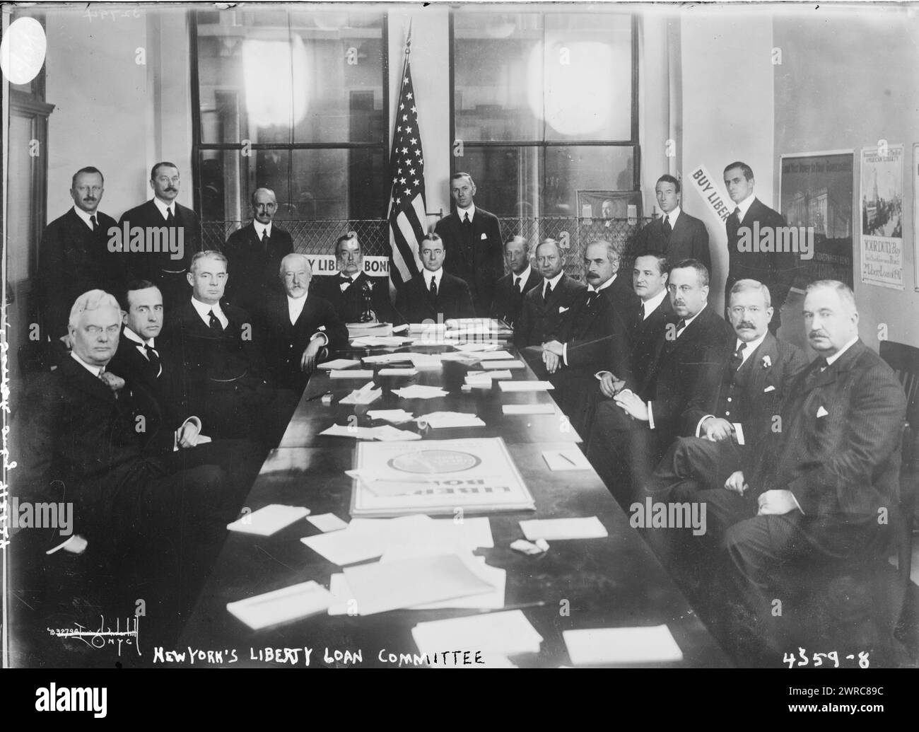 Le Liberty Loan Committee de New York, la photographie montre les membres du Liberty Loan Committee, assis de gauche à droite : Allen B. Forbes de Harris, Forbes & Co. ; Charles V. Rich, vice-président de la National City Bank ; Seward Prosser, président de la Bankers' Trust Company ; Jacob H. Schiff, Kuhn, Loeb & Co. ; George F. Baker, président First National Bank ; Benjamin Strong, gouverneur de la Federal Reserve Bank ; James F. Curtis, secrétaire de la Federal Reserve Bank ; James S. Alexander, président de la National Bank of commerce ; J.P. Morgan ; Martin Vogel, trésorier adjoint des États-Unis ; Albert H. Wiggins Banque D'Images